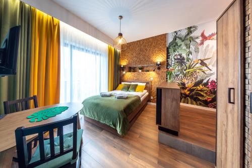 Un dormitorio con una cama y una mesa. en Pokoje, Noclegi, Apartamenty Dune Resort Łeba, en Łeba