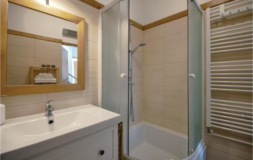 La salle de bains est pourvue d'un lavabo et d'une douche. dans l'établissement Gorgeous Home In Glina With House A Panoramic View, à Donje Taborište