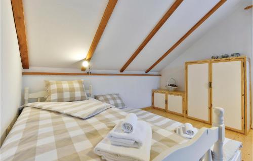 una camera da letto con un letto e asciugamani di Beautiful Home In Glina With Sauna a Donje Taborište