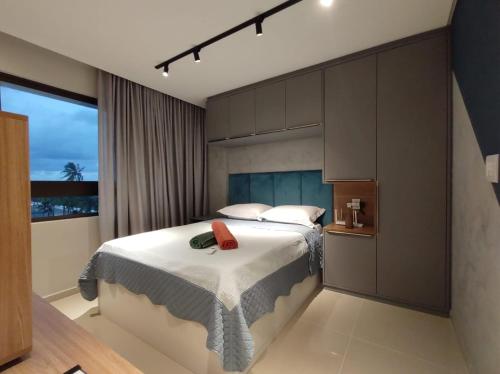 1 dormitorio con cama grande y ventana grande en Rio Park Ave, Studio 9 - By TRH Invest, en Recife