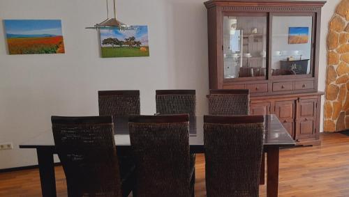 ein Esszimmer mit einem Tisch und Stühlen in der Unterkunft Ferienwohnung Aroma Moselblick in Burgen