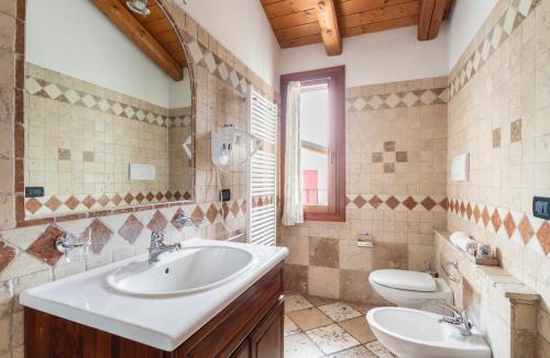 La salle de bains est pourvue de 2 lavabos et de toilettes. dans l'établissement Agriturismo Porcaloca, à Casale sul Sile