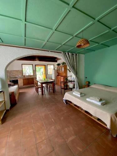 a room with two beds and a table in it at CasaMoltoCarina Cottage Garden in Minturno