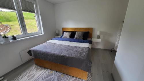 Postel nebo postele na pokoji v ubytování Apartman s bazénem a saunou
