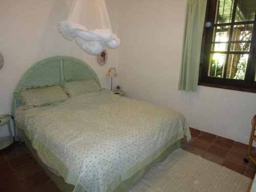 トッレ・デッレ・ステッレにあるVilla Torre delle Stelleのベッドルーム1室(壁に動物の詰め物が置かれたベッド1台付)