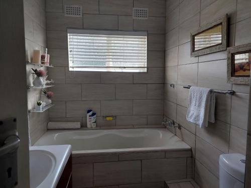 東倫敦的住宿－SERENITY，白色的浴室设有浴缸和水槽。
