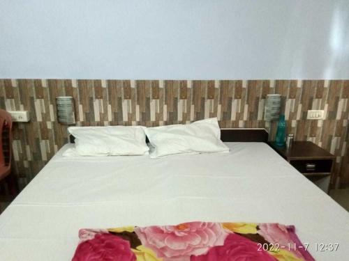 Ένα ή περισσότερα κρεβάτια σε δωμάτιο στο OYO 80684 Panna Tiger Retreat