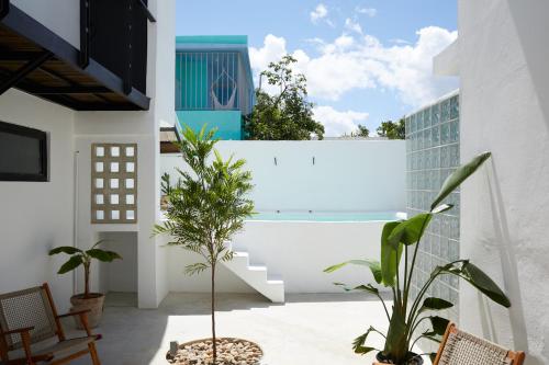 un balcón con plantas y una valla blanca en DUNA by DW, en San Juan