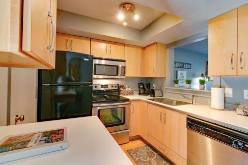Nhà bếp/bếp nhỏ tại Lofts 104 - Comfortable 2 Bedroom Family Condo