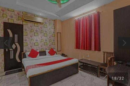 1 dormitorio con 1 cama y TV en OYO 81043 Siva Guest House, en Lucknow