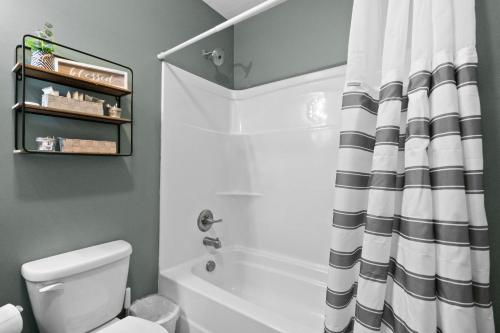 Koupelna v ubytování Cozy Contemporary Cottage With Lit Covered Patio