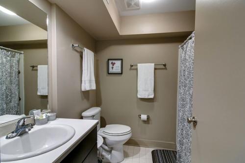 y baño con lavabo, aseo y ducha. en Lofts 106 - One Bedroom Downtown Apartment en Clarksville