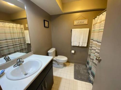 ein Bad mit einem Waschbecken und einem WC in der Unterkunft Lofts 206 - Cute And Cozy 1 Bedroom Loft in Clarksville