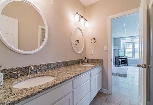 Ένα μπάνιο στο The Magnolia Suite at Hilltop Acres - Clarksville, TN (1335 Whitt Ln)