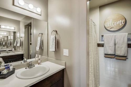 y baño con lavabo y espejo. en The Lofts 211 In Historic Downtown Clarksville en Clarksville