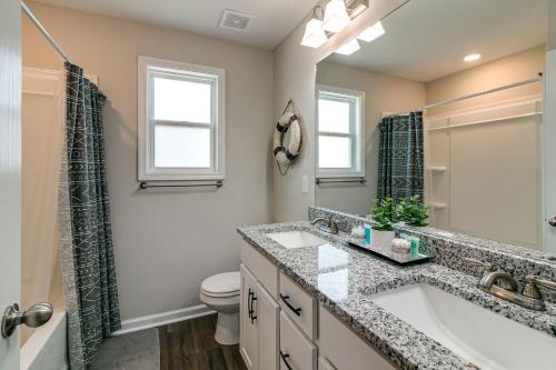 ein Badezimmer mit einer Badewanne, einem Waschbecken und einem WC in der Unterkunft Johnathans Place - 0,8 Mi From Downtown unit B in Clarksville