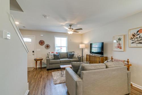 Ruang duduk di Franklin Haven by Johnathan (1010 Franklin, #A)