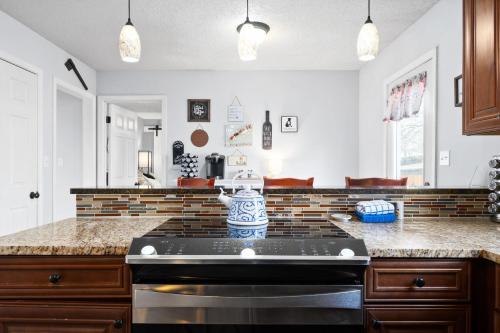 Η κουζίνα ή μικρή κουζίνα στο Hudson House 0.2 Miles to Red River w/ King Bed (1726 Broadripple Drive)