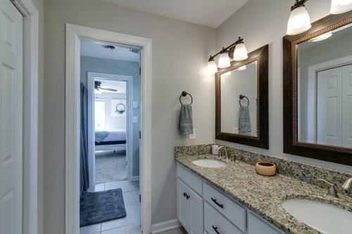 een badkamer met 2 wastafels en een grote spiegel bij The Loft At Hilltop Acres - Clarksville, Tennessee in Clarksville