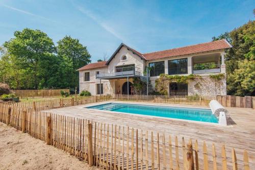 une maison avec une piscine devant dans l'établissement Clos du Bois Saint-Martin, à La Tremblade