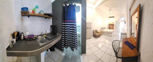 Un baño de Small studio APT 5min to DT!
