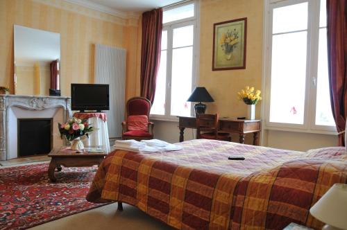 เตียงในห้องที่ Hôtel De Paris