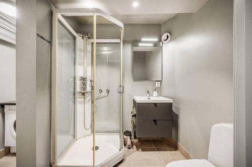 y baño con ducha y lavamanos. en Dinbnb Homes I 4-Bedroom Historical House in Romantic Surroundings en Bergen