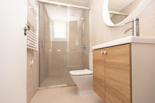 y baño con ducha, aseo y lavamanos. en Villa Alemania Chalet Independiente con Piscina en Urbanización Roche Conil Cádiz Andalucía España en Roche