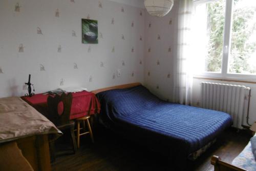 une chambre avec un lit, une table et une fenêtre dans l'établissement Appartement pour 3 personnes à Sarlat, à Sarlat-la-Canéda