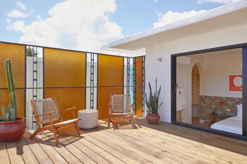 a balcony with chairs and a room with a bed at DUNA by DW in San Juan