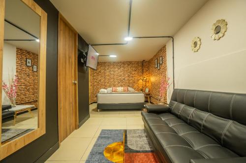 ein Wohnzimmer mit einem Sofa und einem Bett in der Unterkunft INDUSTRIAL LODGE, EN CALI, IMBANACO, Hospedaje Mi Fortaleza Cali in Cali