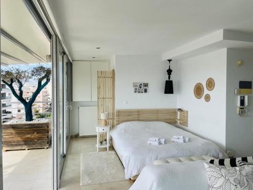 ein Schlafzimmer mit einem großen Bett und einem Balkon in der Unterkunft Sea View Luxury Studio Palaio Faliro in Athen