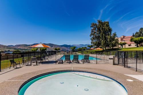 a swimming pool with chairs and a table at Lake Chelan Shores Happy Days 19 2 in Chelan