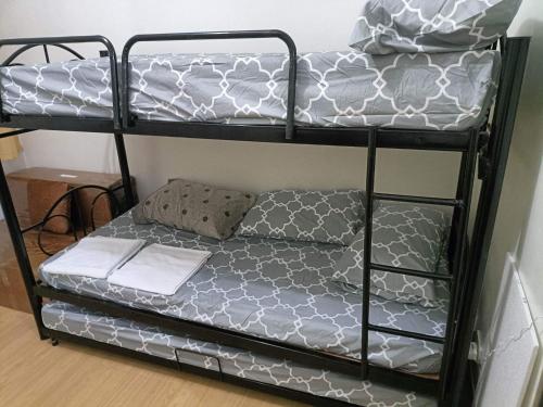 - deux lits superposés dans une chambre dans l'établissement OK KADA Budget Inn MANILA QC, à Manille