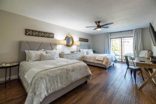 1 Schlafzimmer mit 2 Betten, einem Tisch und einem Schreibtisch in der Unterkunft Scottsdale Waltann in Phoenix