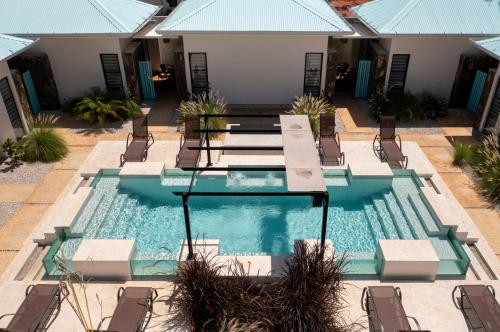 an overhead view of a swimming pool with chairs at Villas VR Beachwalk Avellanas in Playa Avellana