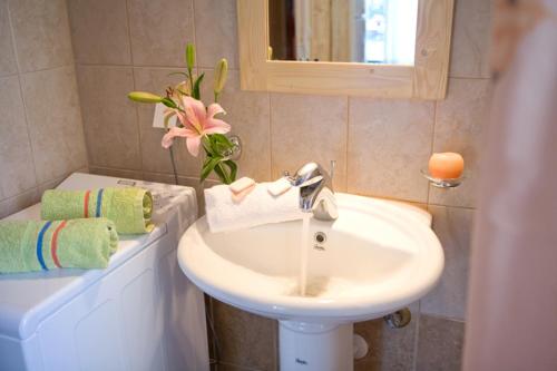 Ένα μπάνιο στο Villa Fotini