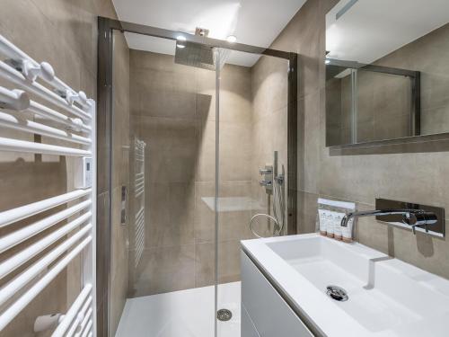 une salle de bain avec un lavabo et une douche dans l'établissement Appartement Moderne avec Cheminée, Balcon Sud et Proche Télésiège à Méribel - FR-1-565-62, à Les Allues