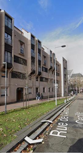 une rue vide devant un immeuble dans l'établissement SPACIEUX DUPLEX PRES DES QUAIS DE SEINE LINGE MAISON FOURNI PARKING GRATUIT 4 CHAMBRES bienvenue à vous, à Rouen