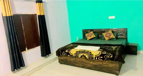ein Schlafzimmer mit einem Bett in einem Zimmer in der Unterkunft OYO Hotel Shubham Palace in Aligarh