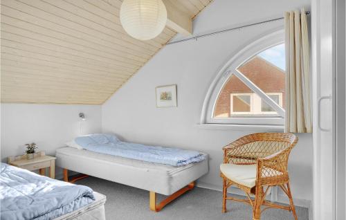 1 dormitorio con 1 cama, 1 silla y 1 ventana en Lejlighed 119, en Rømø Kirkeby