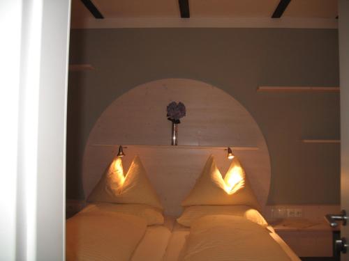 ein Schlafzimmer mit einem Bett mit weißen Kissen in der Unterkunft Seehaus Edith in Maria Wörth