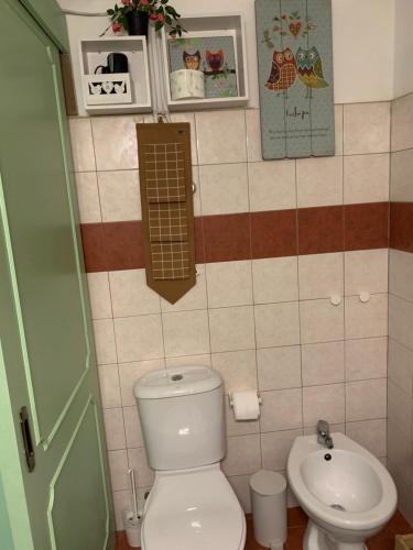 La salle de bains est pourvue de toilettes et d'un lavabo. dans l'établissement Casetta del Borgo, à Syracuse