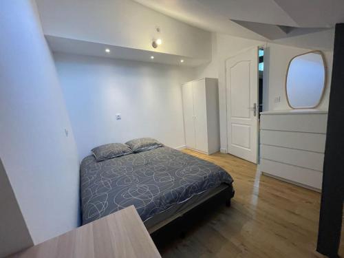 une chambre avec un lit dans une pièce avec une fenêtre dans l'établissement Rouen hyper centre Place Du Vieux Marché, à Rouen
