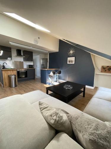 un salon avec un canapé et une cuisine dans l'établissement Rouen hyper centre Place Du Vieux Marché, à Rouen