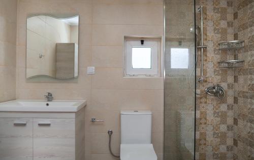y baño con aseo, lavabo y ducha. en Nafsika House en Ayios Kirikos