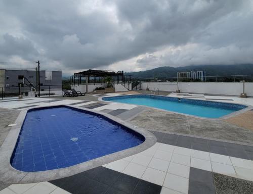 Piscina en o cerca de Comodo Apartaestudio al Norte de Armenia, con Parqueadero de Carro, en la salida a Salento y Filandia!