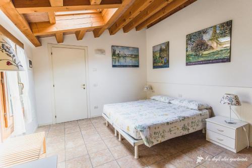 a bedroom with a bed in a room at Ca' degli Ulivi in Creazzo