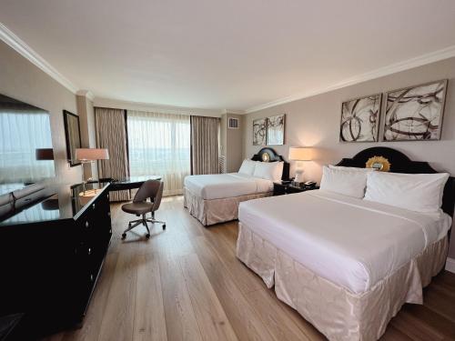 科默斯的住宿－The Commerce Casino & Hotel，酒店客房配有两张床和一张书桌