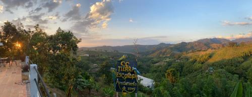 a sign for a mountain resort with mountains in the background at Cabaña Tierra Verde eje Cafetero in Manizales